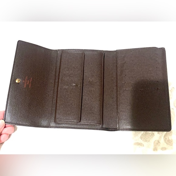 LOUIS VUITTON
Damier Ebene Alexandra Wallet - Picture 10 of 17